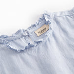 Ærmeløs lyseblå top til børn med flæsedetaljer