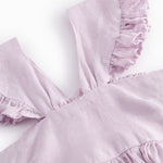 Ærmeløs lyserød kjole til børn med brede stropper og flæser på skulderen og smock bagpå