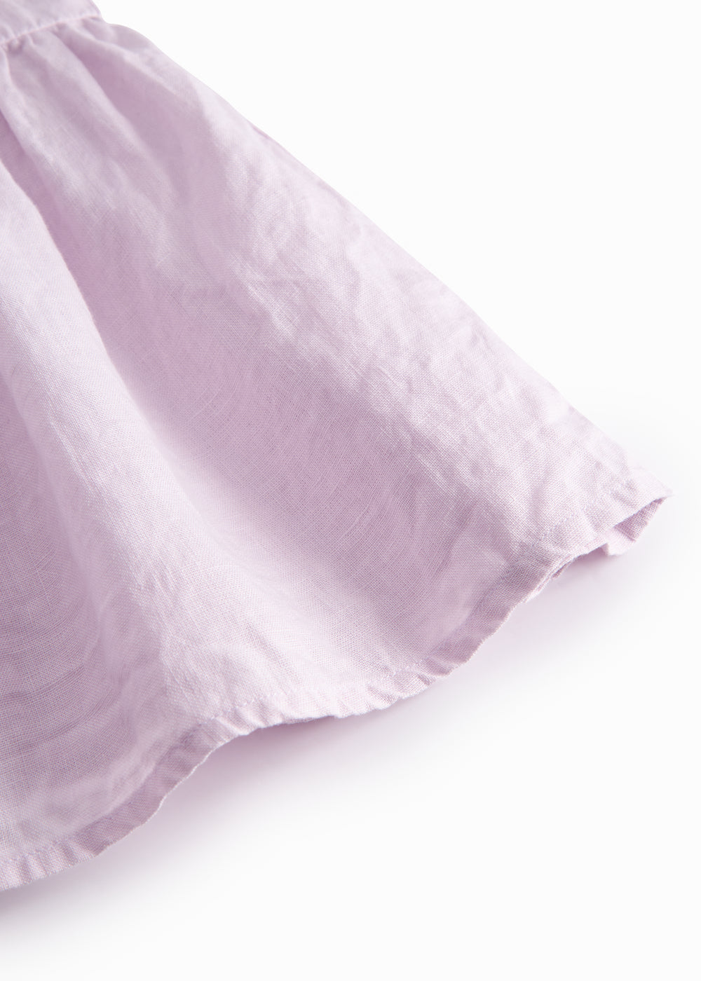 Ærmeløs lyserød kjole til børn med brede stropper og flæser på skulderen og smock bagpå