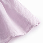 Ærmeløs lyserød kjole til børn med brede stropper og flæser på skulderen og smock bagpå