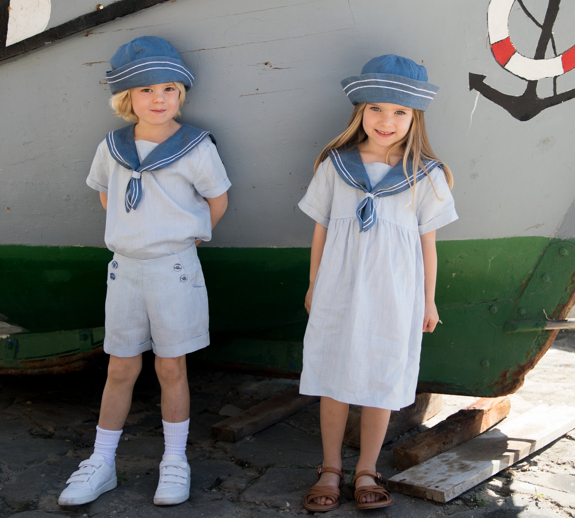 Børn i matrostøj foran et skib