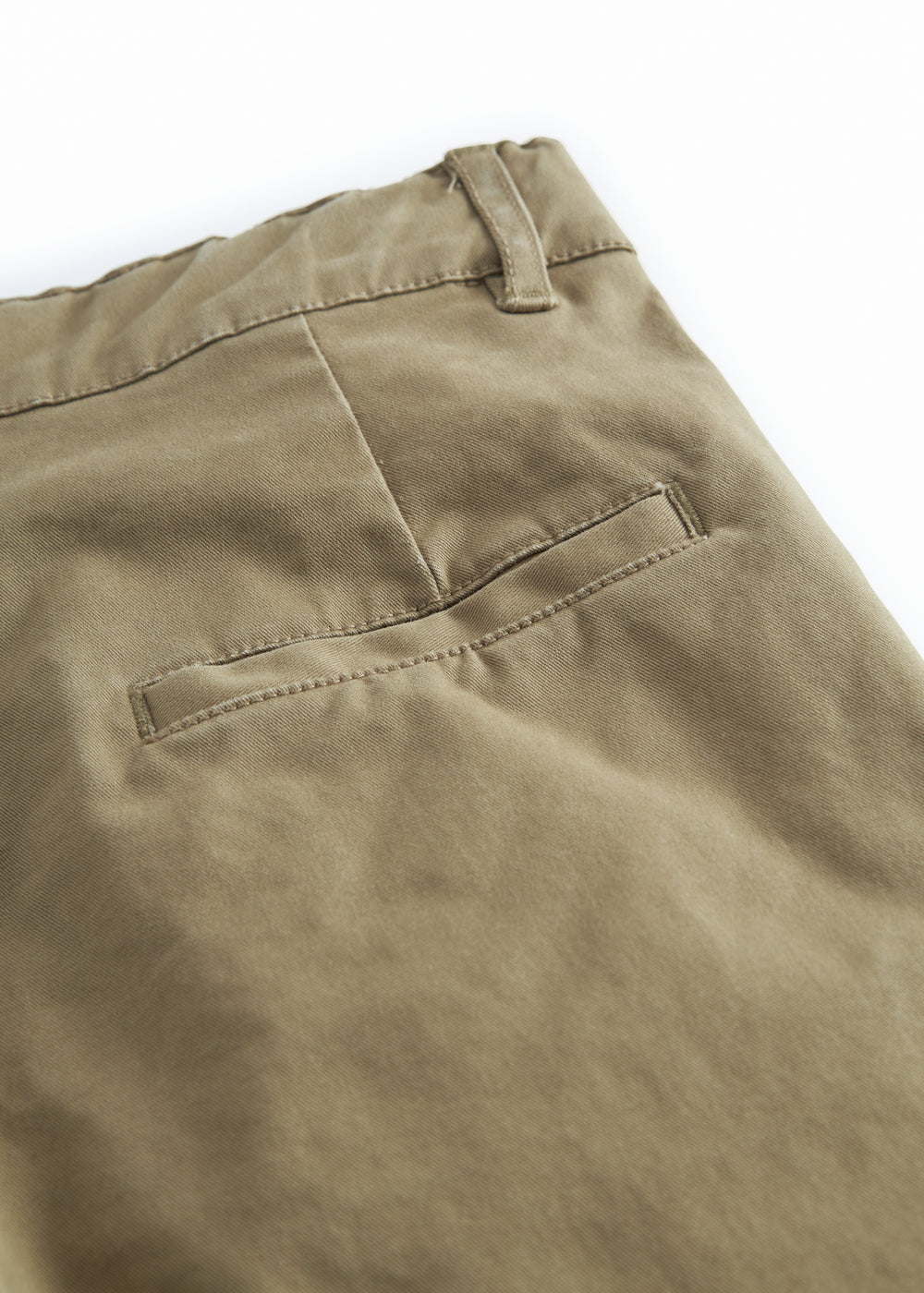 Green chino pants for children with pockets and wide elastic at the waist.