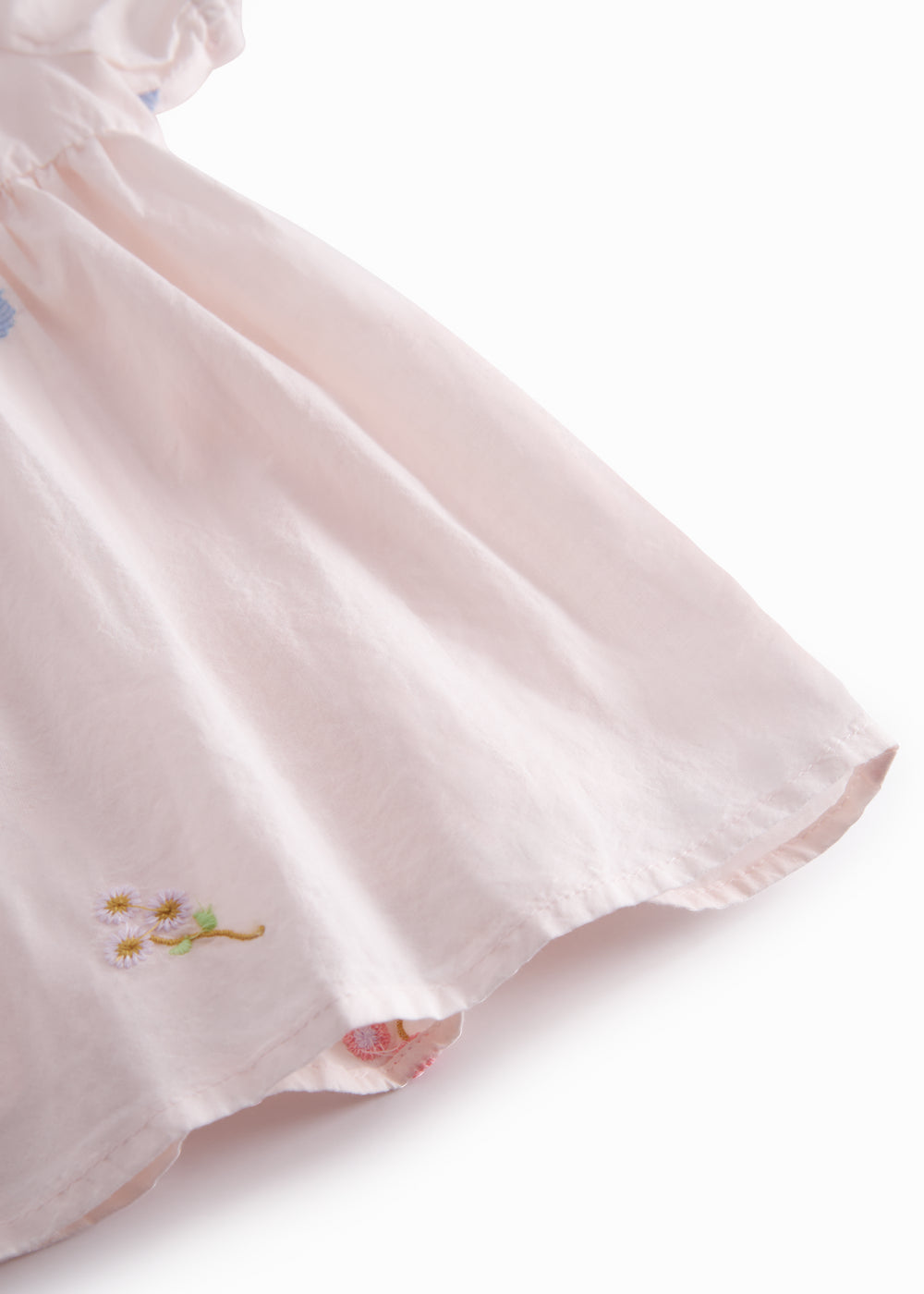 Short-sleeved baby dress with pretty floral embroidery, short sleeves, and collar.