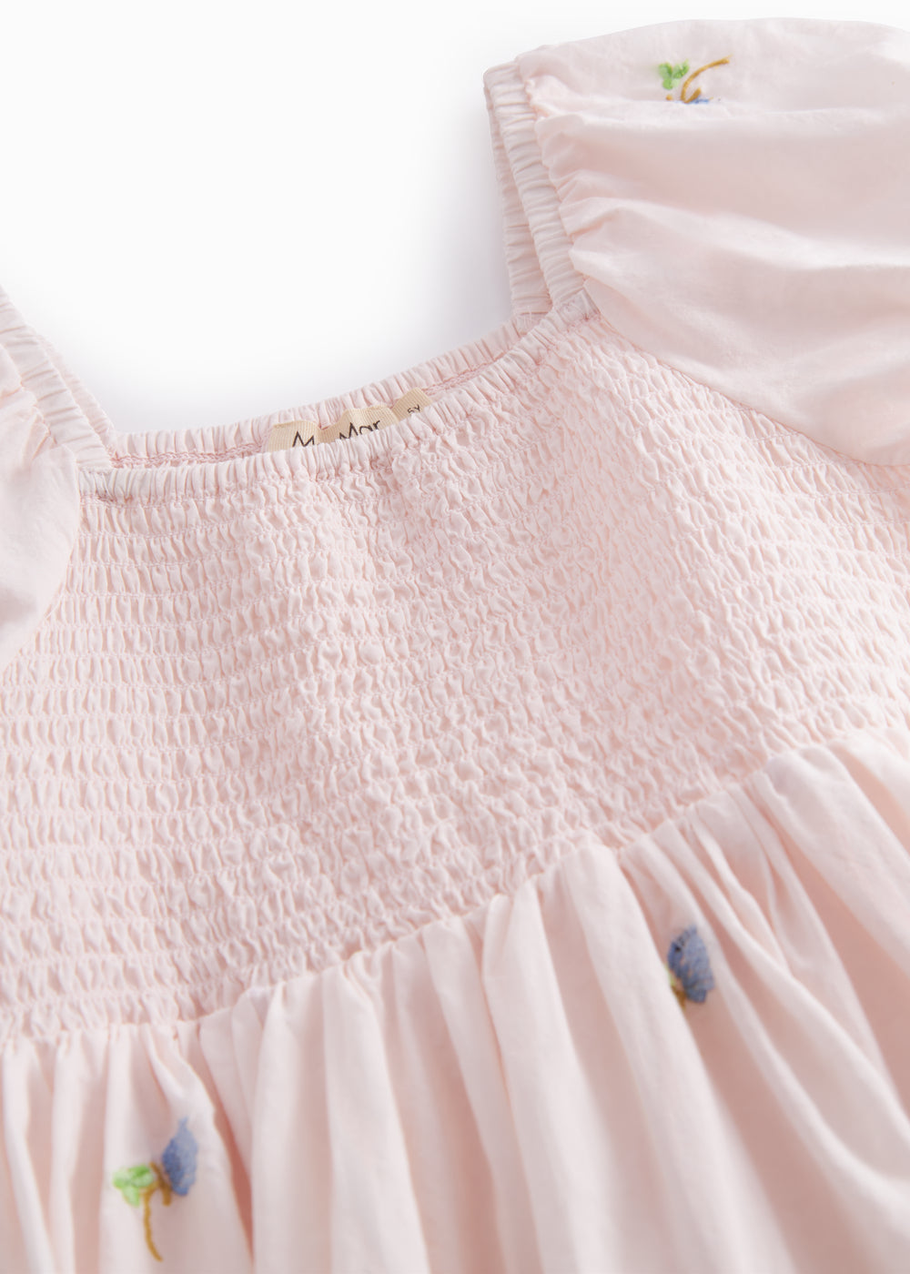 Lyserød kortærmet lagdelt kjole til børn med et fint blomster broderi, pufærmer og smockeffekt