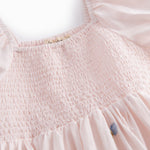 Lyserød kortærmet lagdelt kjole til børn med et fint blomster broderi, pufærmer og smockeffekt