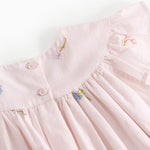 Lyserød kjole med små broderier og flæseærmer til børn