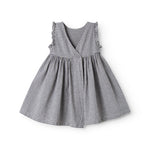 Sort og hvid ternet stropkjole til børn med  flæser på skuldrestropperne