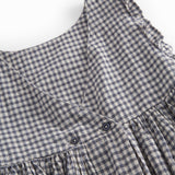 Sort og hvid ternet stropkjole til børn med  flæser på skuldrestropperne