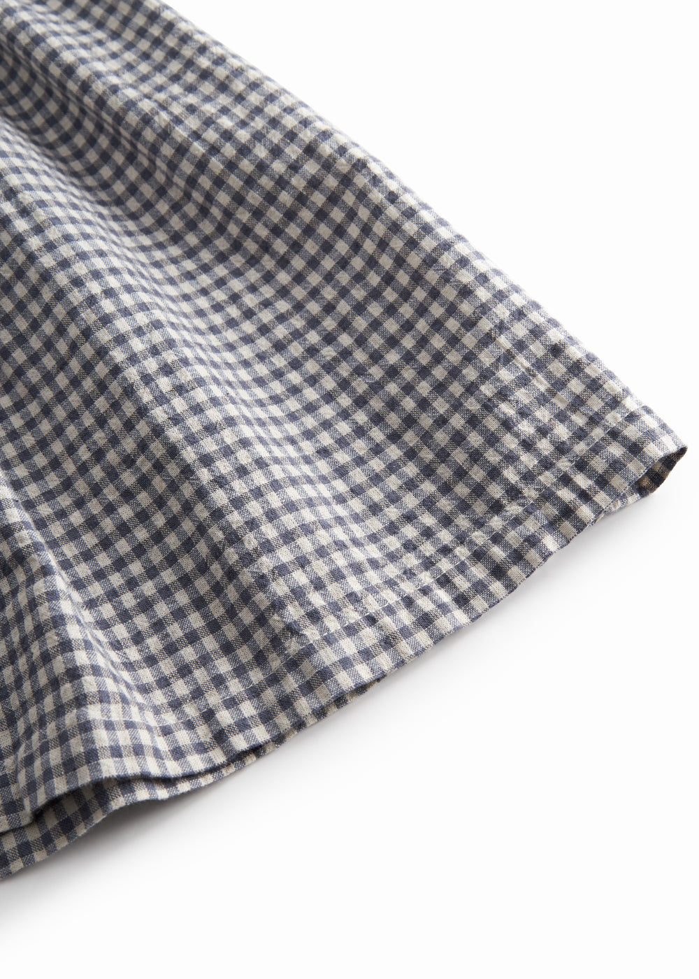 Sort and white nettedrop-down jacket for children with flaps on the shoulder straps.