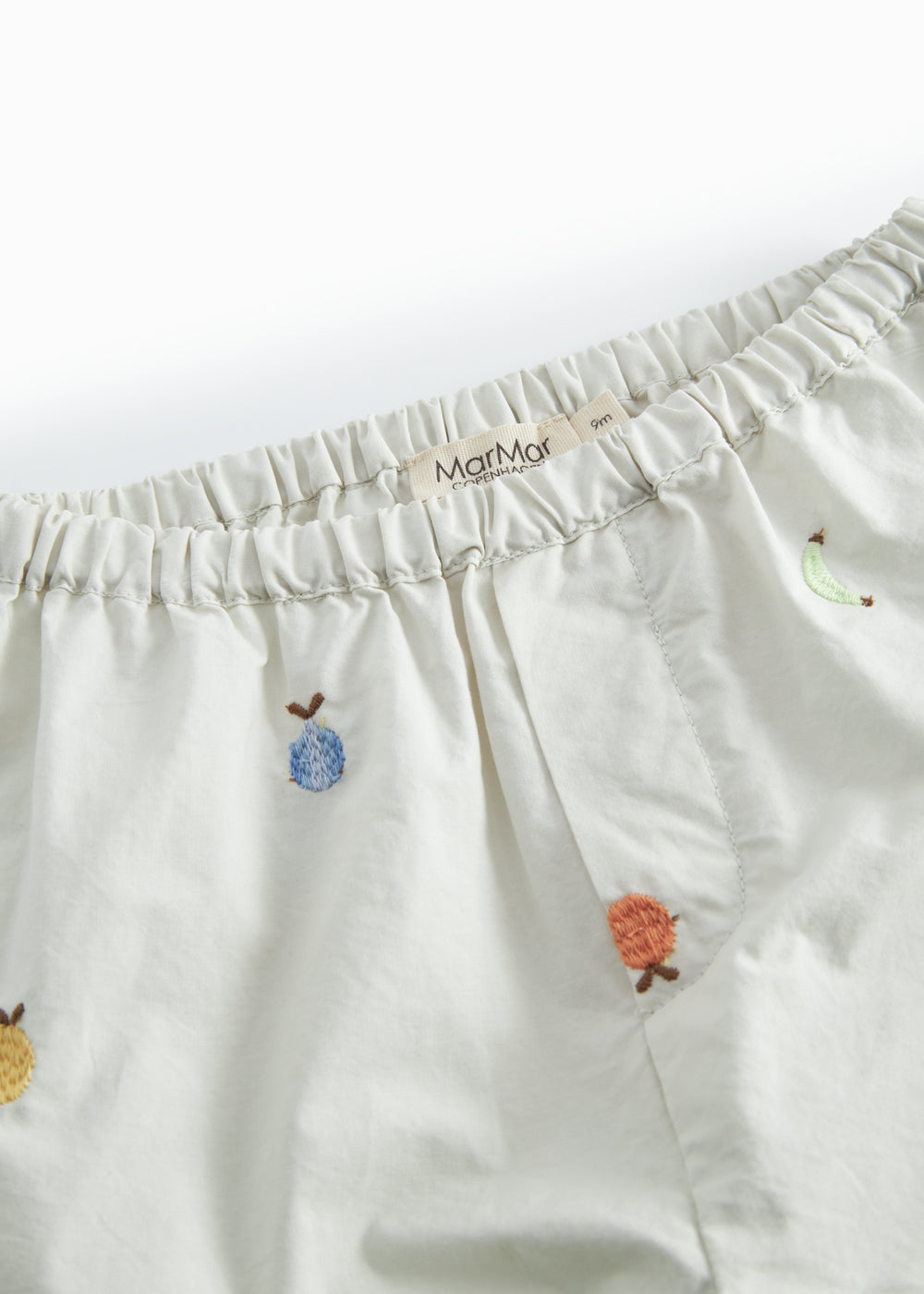 Lyse babyshorts med broderede frugter og elastisk talje