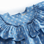 Blå børnekjole med lange ærmer, flæser  og små blomster