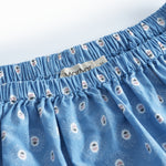 Blå børnenederdel med små blomster og flæsekant