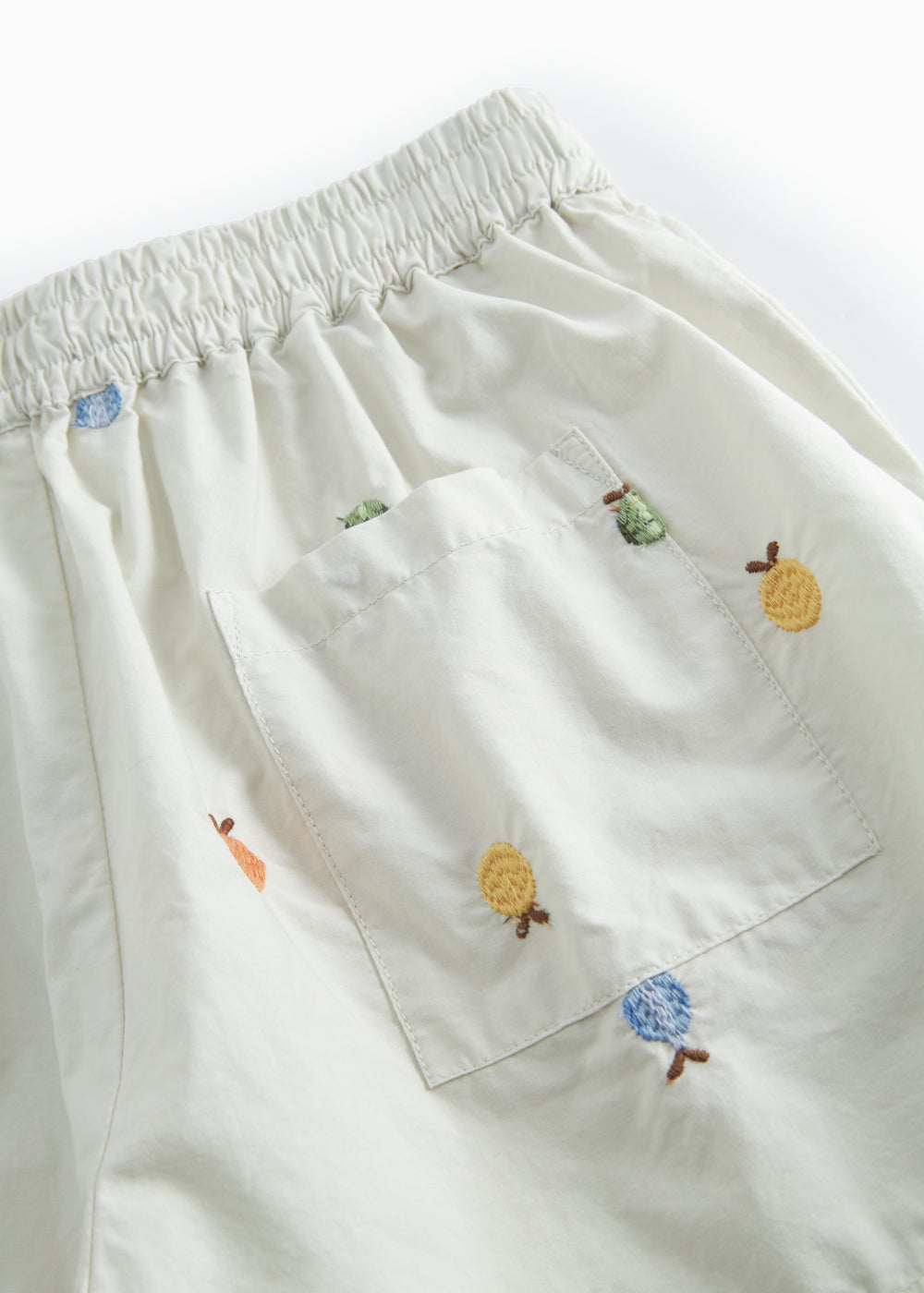 Lys children's shorts with embroidered fruits and elastic waist.