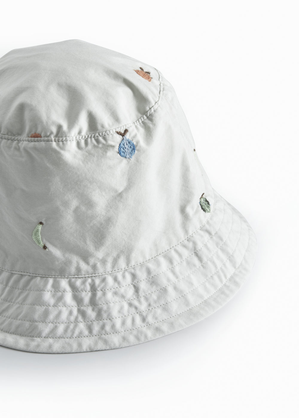 Lys bøllehat til barn med broderede frugter