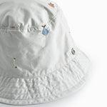 Lys bøllehat til barn med broderede frugter