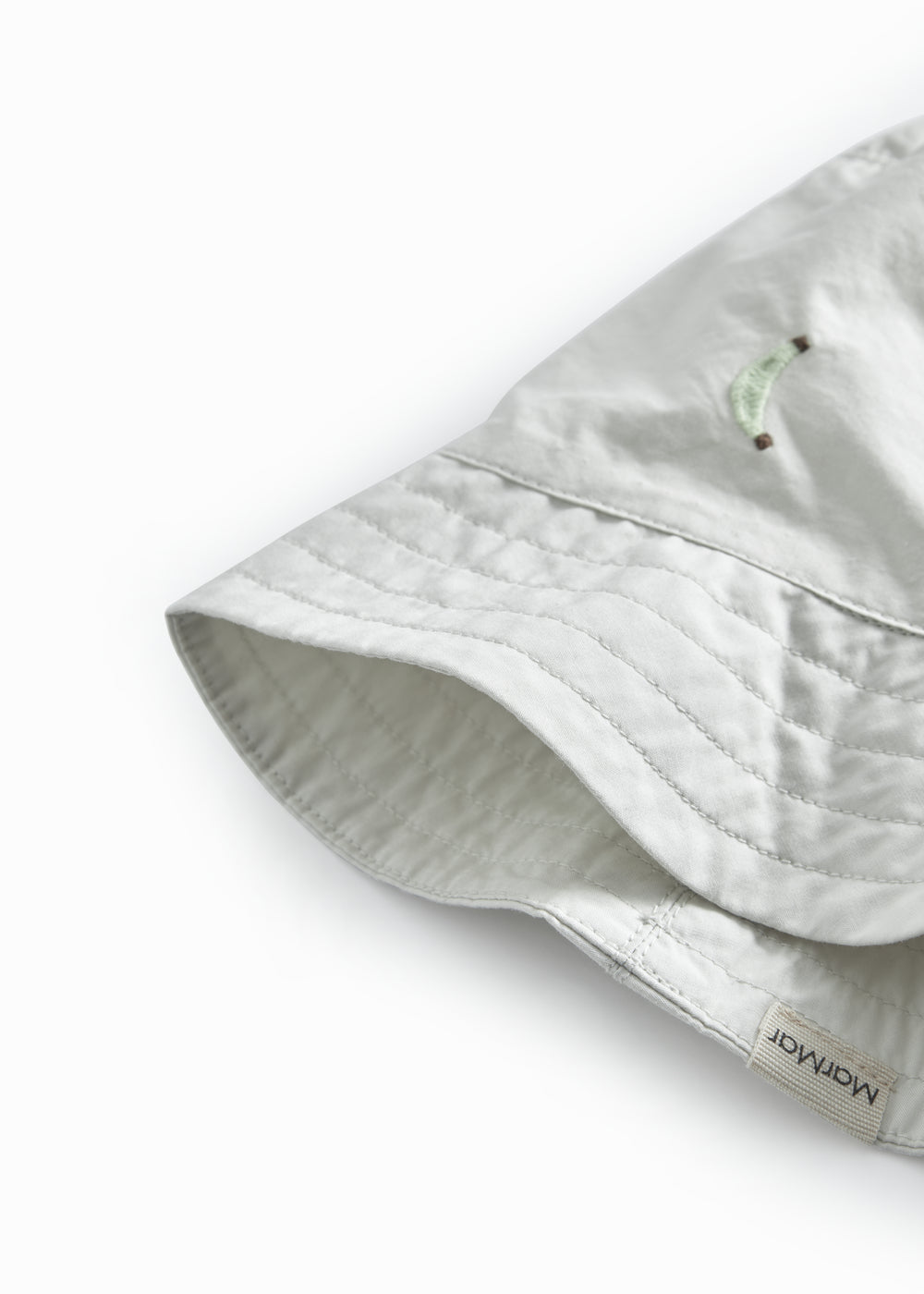 Lys bøllehat til barn med broderede frugter