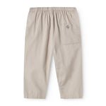 Grå bukser til baby med en løs pasform, lomme bagpå samt elastik i taljen