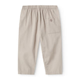 Grå bukser til baby med en løs pasform, lomme bagpå samt elastik i taljen