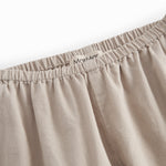 Grå bukser til baby med en løs pasform, lomme bagpå samt elastik i taljen