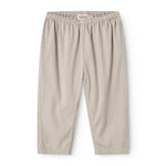 Grå bukser til baby med en løs pasform, lomme bagpå samt elastik i taljen