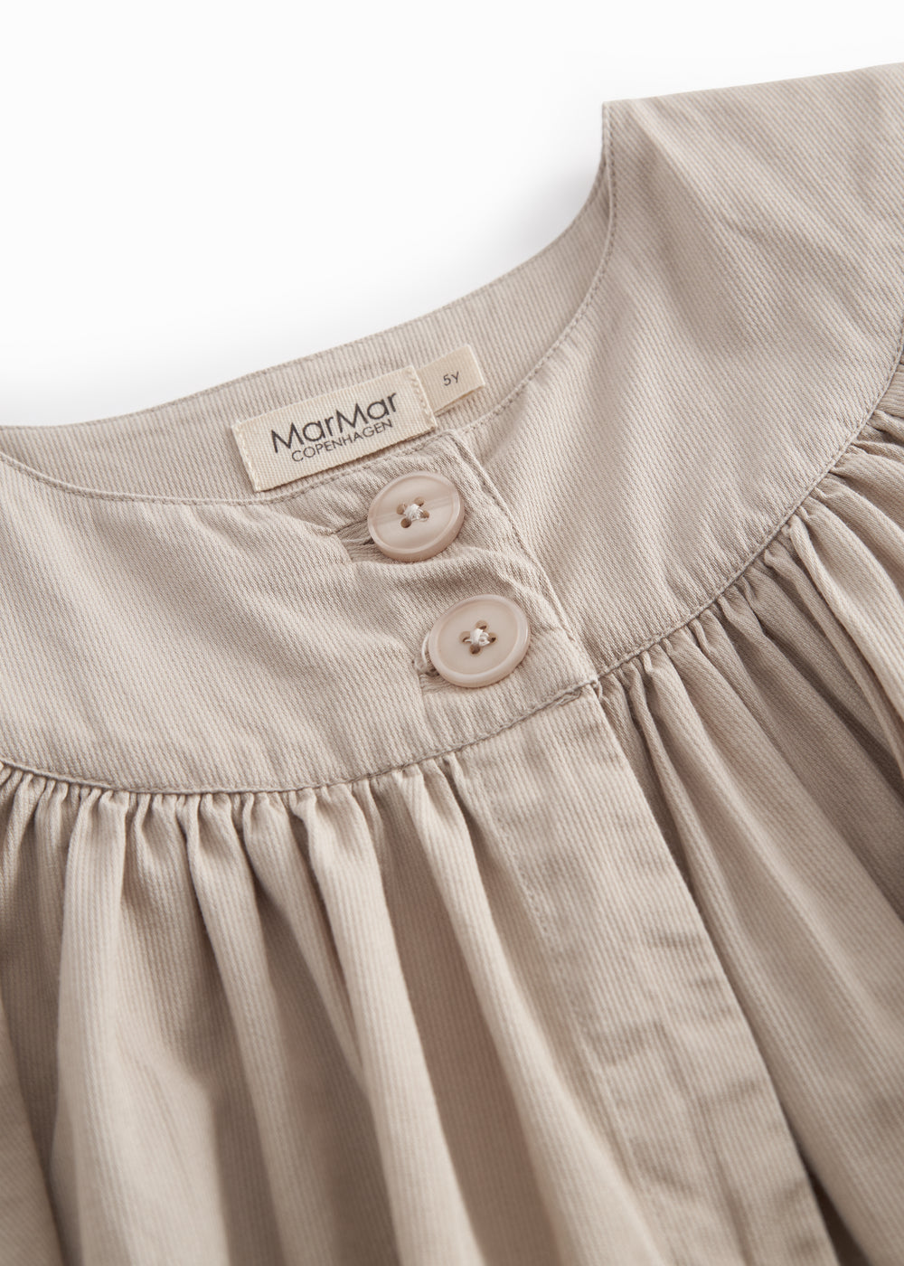 Grå kort jakke til børn med rund hals, to knapper foran og fine rynkedetaljer