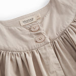 Grå kort jakke til børn med rund hals, to knapper foran og fine rynkedetaljer