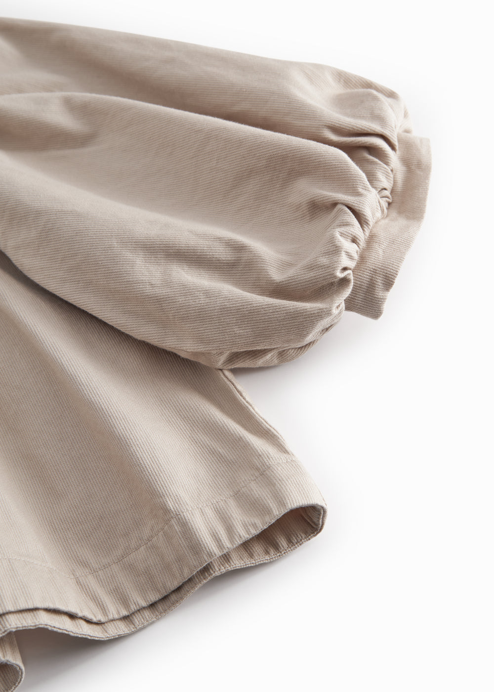 Grå kort jakke til børn med rund hals, to knapper foran og fine rynkedetaljer