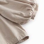 Grå kort jakke til børn med rund hals, to knapper foran og fine rynkedetaljer