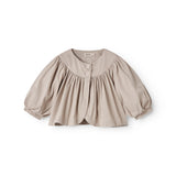 Grå kort jakke til børn med rund hals, to knapper foran og fine rynkedetaljer