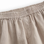 Grå bukser til børn med elastik i livet og lomme bagpå med knaplukning