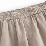 Grå bukser til børn med elastik i livet og lomme bagpå med knaplukning