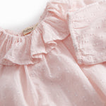 Lyserød baby heldragt med lange ærmer og flæsekrave