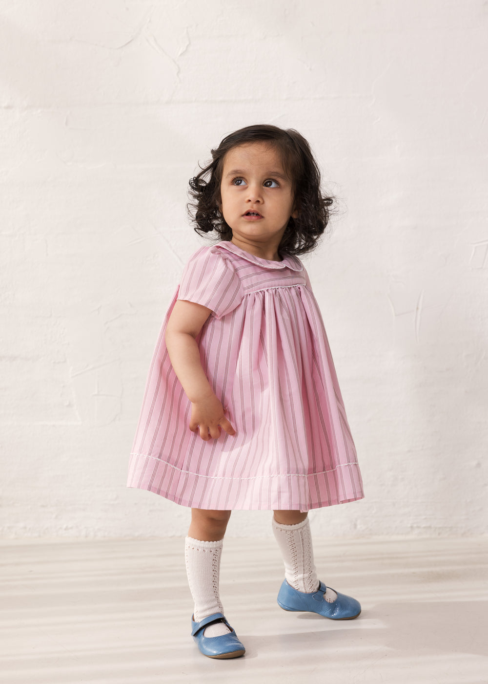 Baby pigeons in yellow short-sleeved dresses with fine stripes and picot edges.