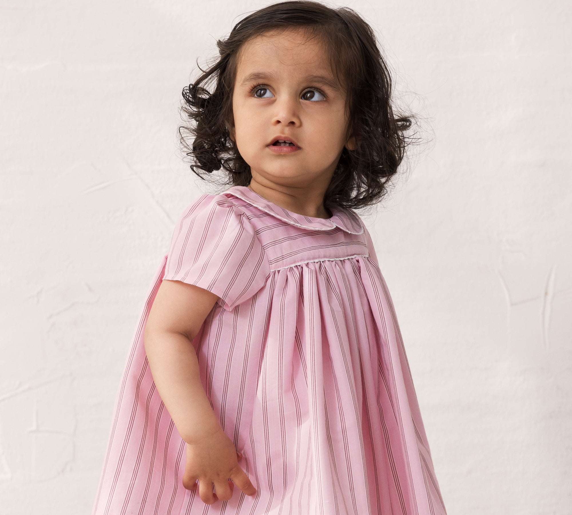 Lille pige i lyserød kjole