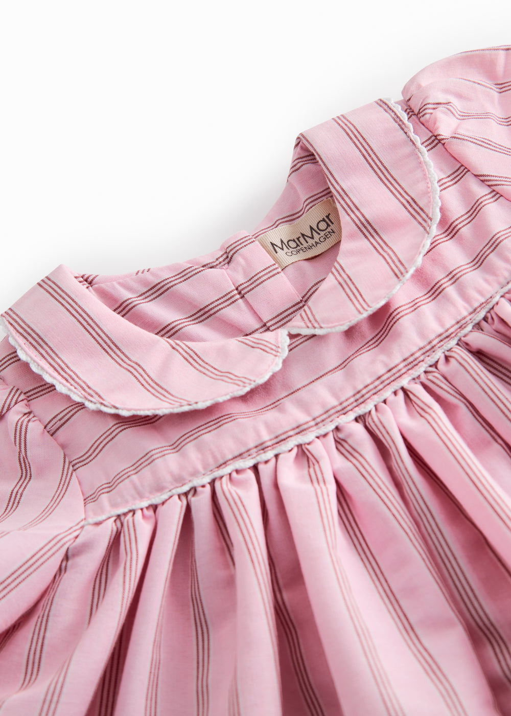 Lyserød kortærmet baby kjole med fine striber og picotkanter