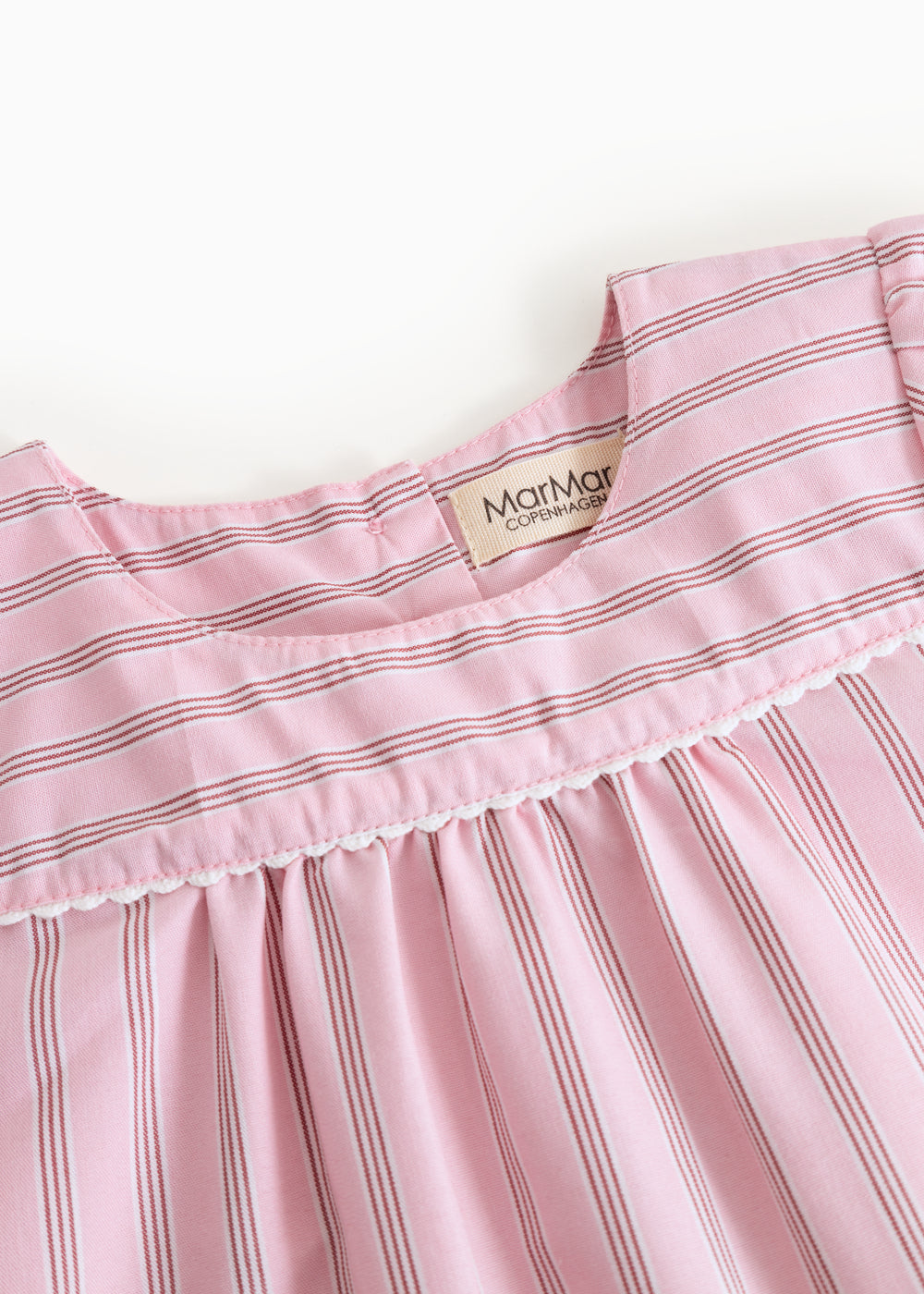 Lyserød t-shirt med fine striber og læg foran til baby