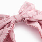 Lyserød sløjfespænde til håret med fine striber