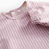 Langärmet spiseforklæde med lyserøde striber og lomme til børn

Translation: Long-sleeved tablecloth with bright red stripes and pockets for children