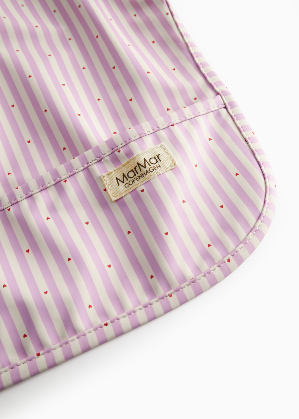 Langärmet spiseforklæde med lyserøde striber og lomme til børn

Translation: Long-sleeved tablecloth with bright red stripes and pockets for children