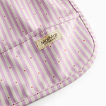 Langärmet spiseforklæde med lyserøde striber og lomme til børn

Translation: Long-sleeved tablecloth with bright red stripes and pockets for children