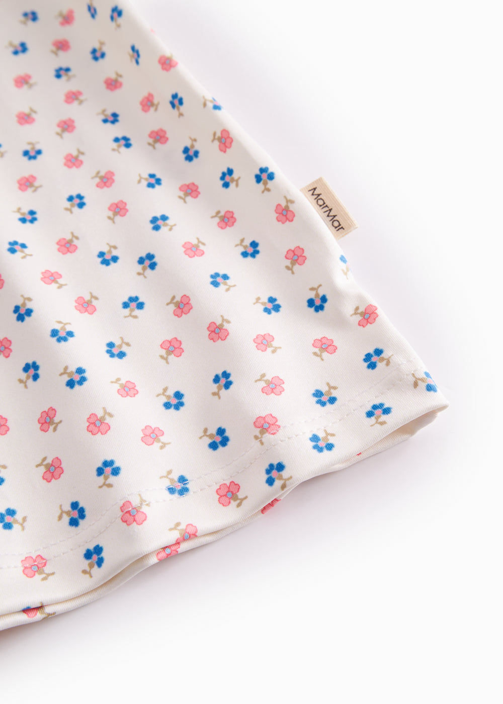 Langärmet badetrøje til børn med blomster print

Warm children's swimsuit with a floral print