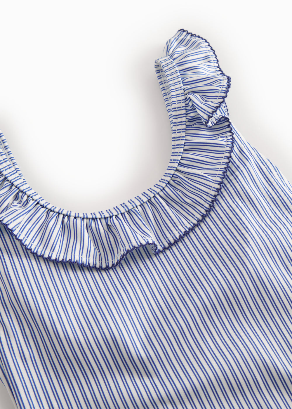 Badedragt til børn med blå striber og flæser