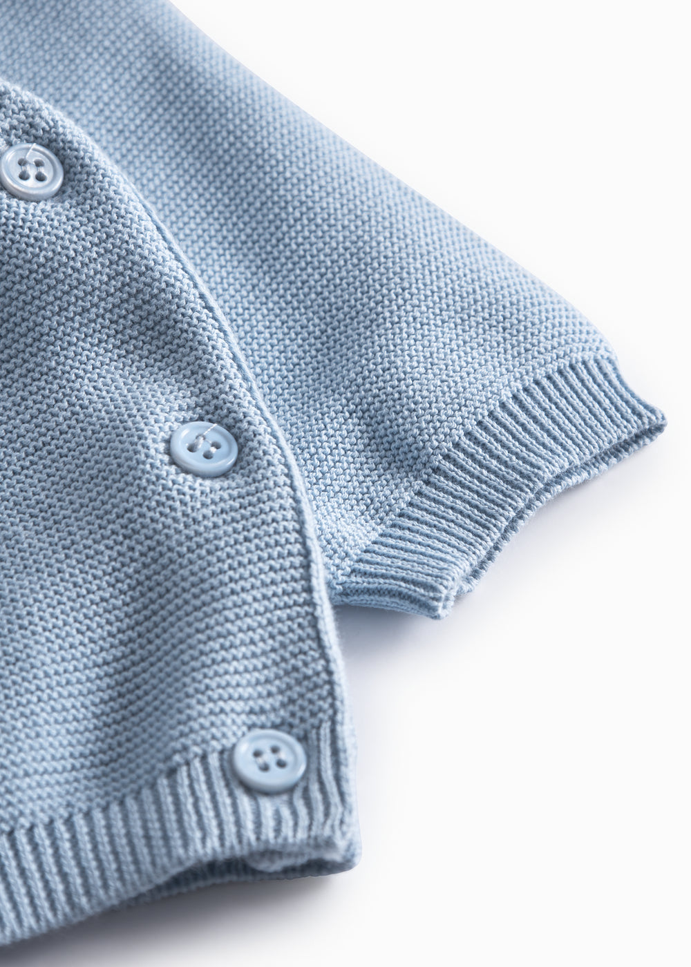 Blå strikket babybluse med knaplukning