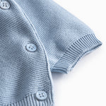 Blå strikket babybluse med knaplukning