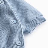 Blå strikket babybluse med knaplukning