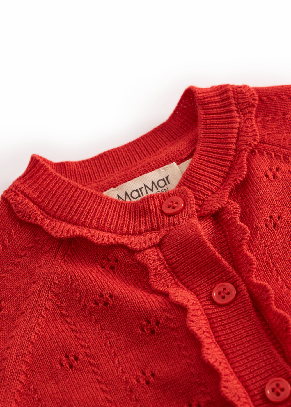 Rød strik cardigan til baby, med fint hulmønster og knaplukning