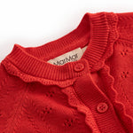 Rød strik cardigan til baby, med fint hulmønster og knaplukning