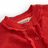Rød strik cardigan til baby, med fint hulmønster og knaplukning