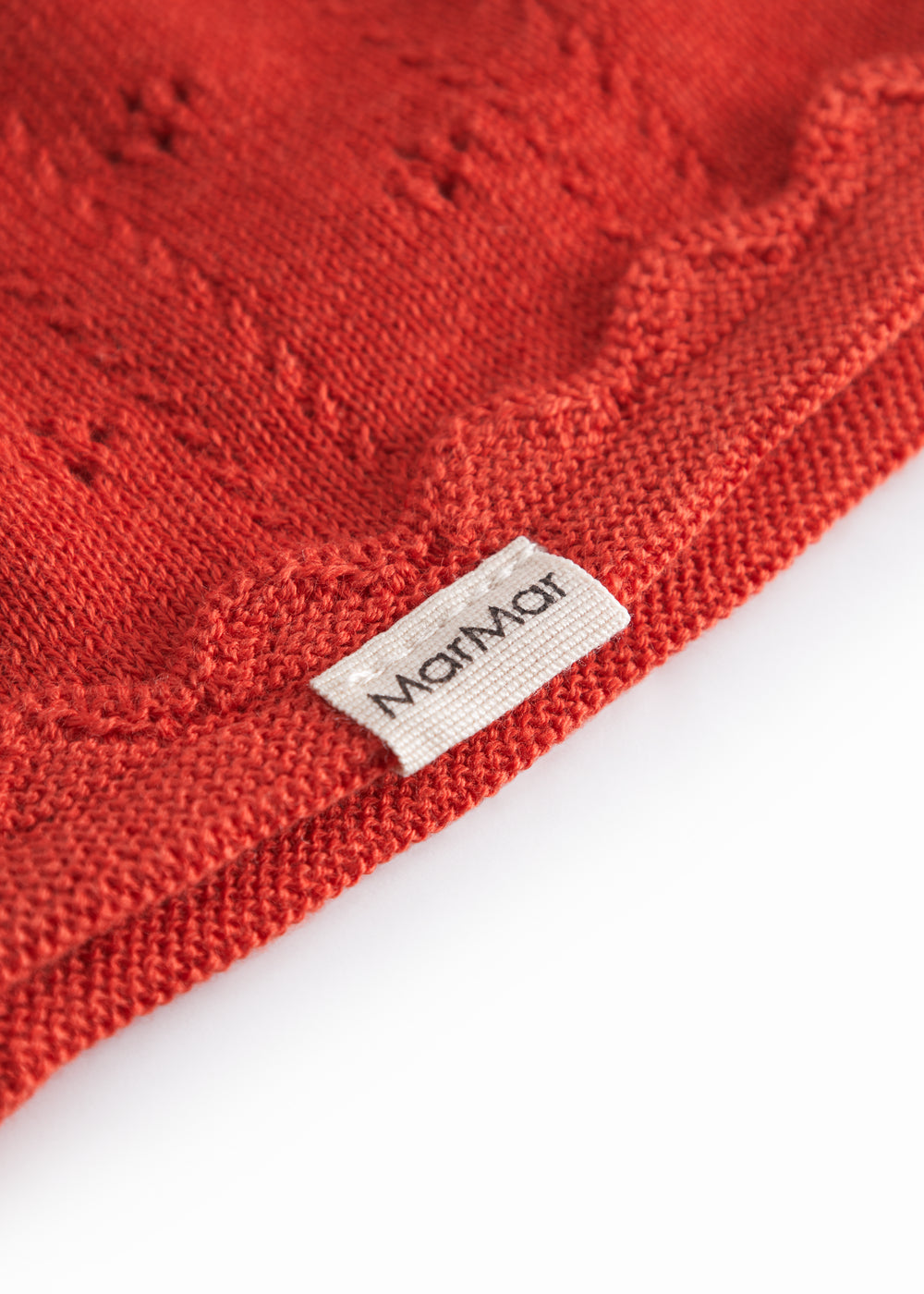 Rød pointelle babyhjelm med bindebånd