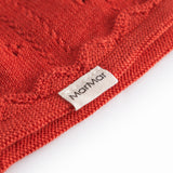 Rød pointelle babyhjelm med bindebånd